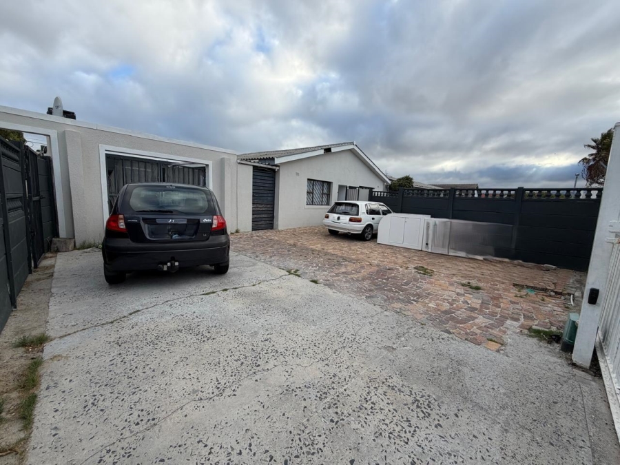 5 Bedroom Property for Sale in Lotus River Western Cape